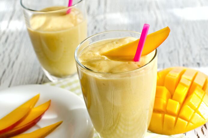 Салмақ жоғалтуға арналған манго және апельсин йогурт смути